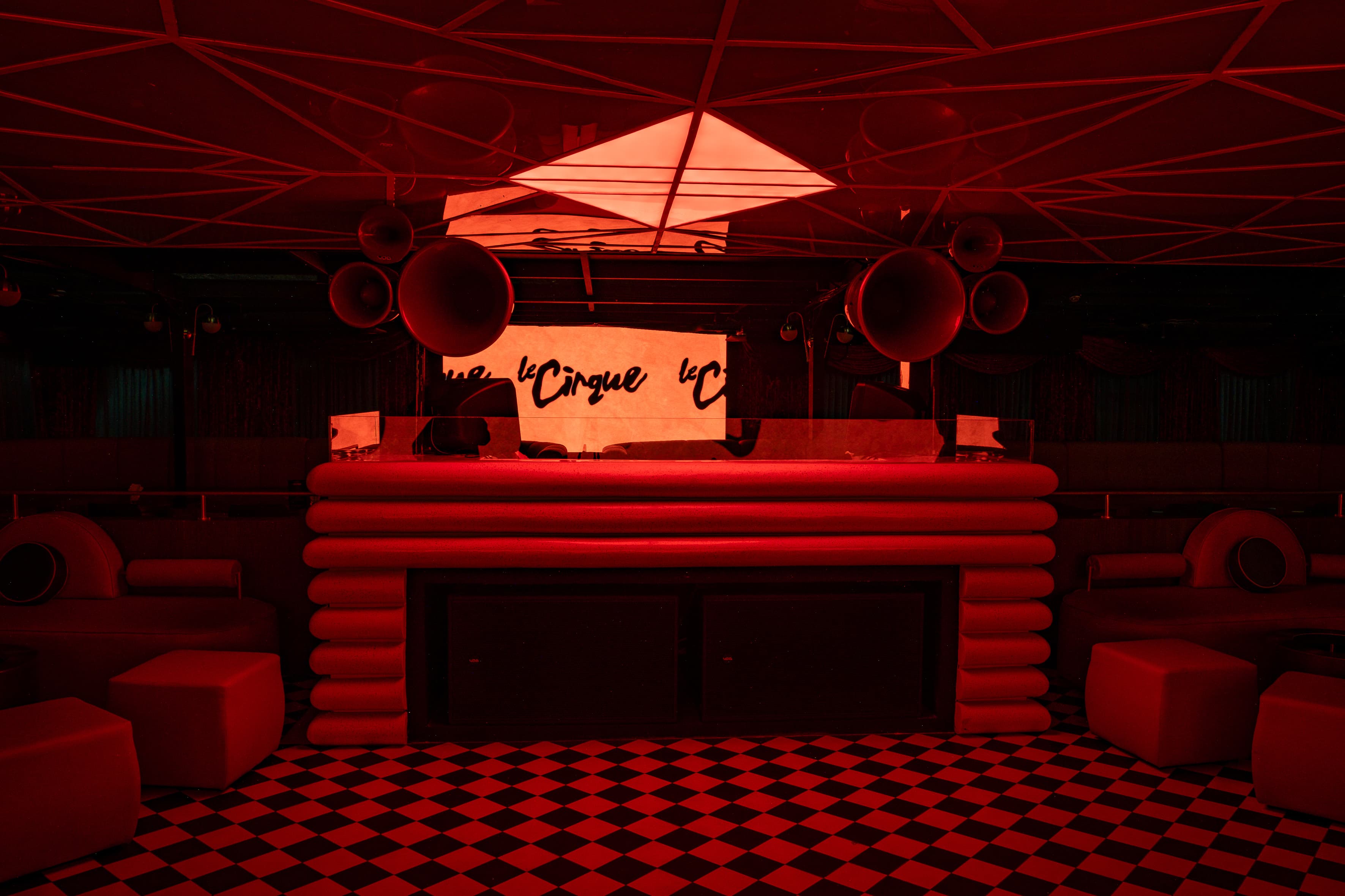 Inside Le Cirque (1)