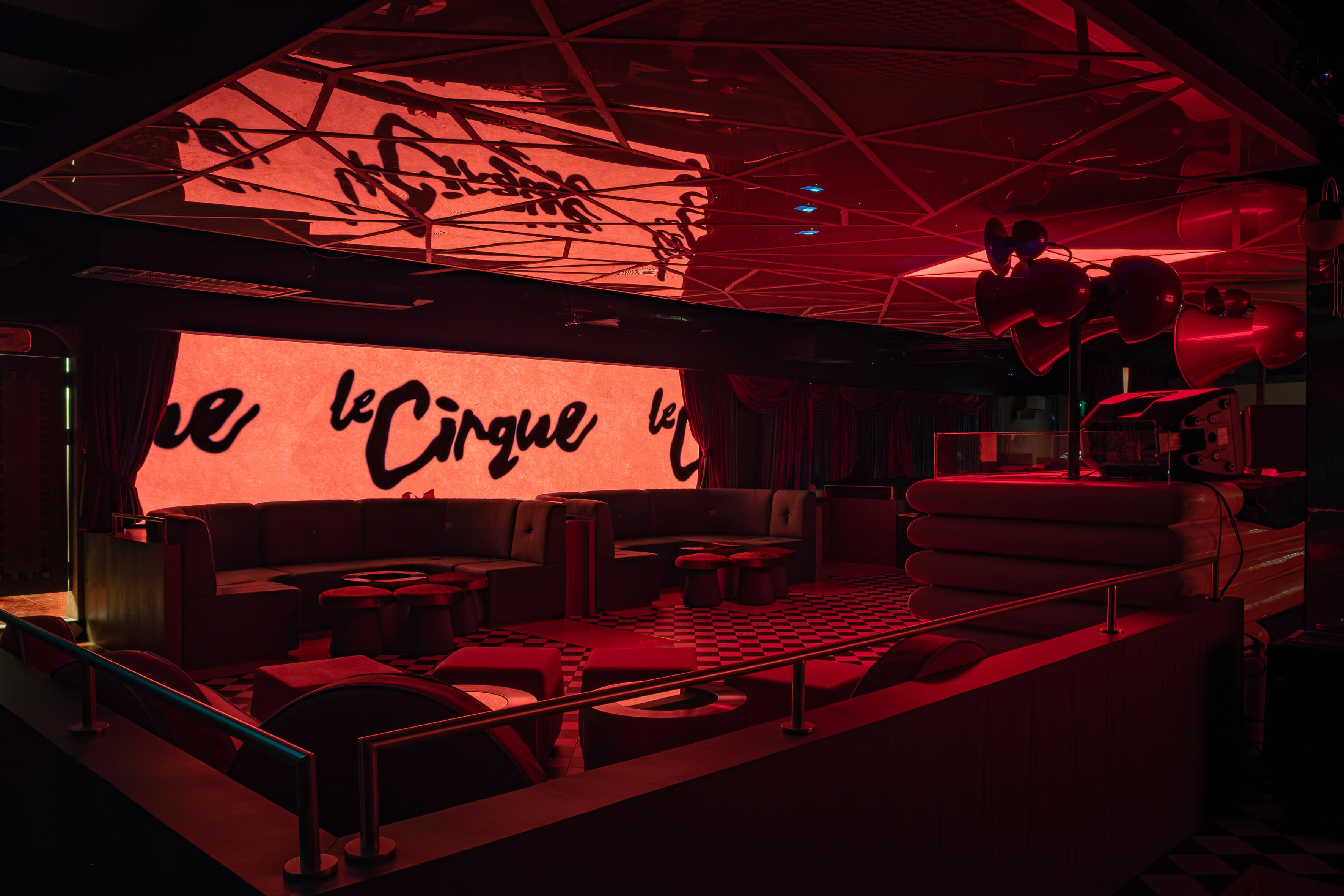 Inside Le Cirque (6)
